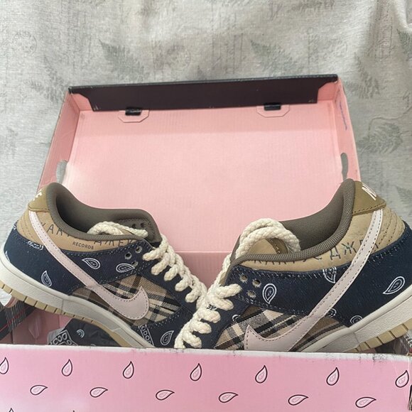 The Travis Scott x Nike SB Dunk Low - Picture 3 of 9